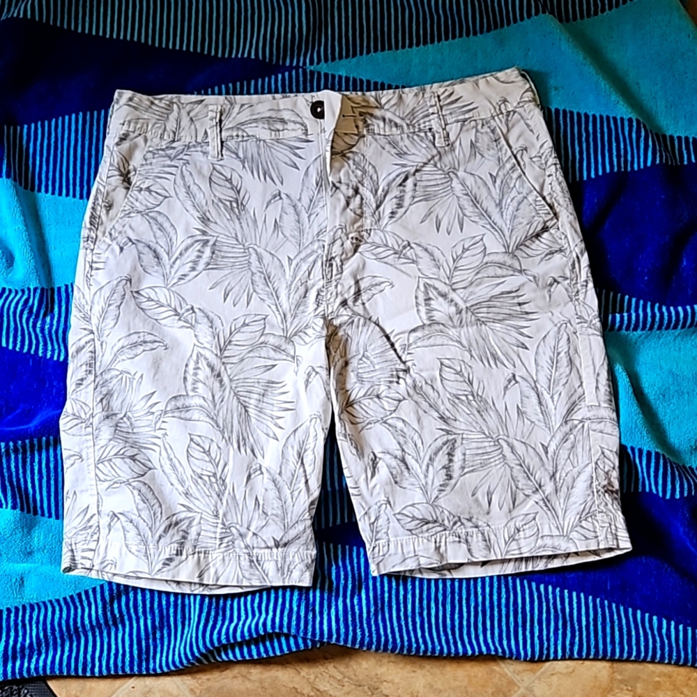 Aero Men's 32 Shorts White w Flower Grey Pattern